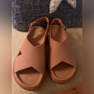 Crocs Brooklyn Luxe Cross Strap LiteRide women’s shoe size 6